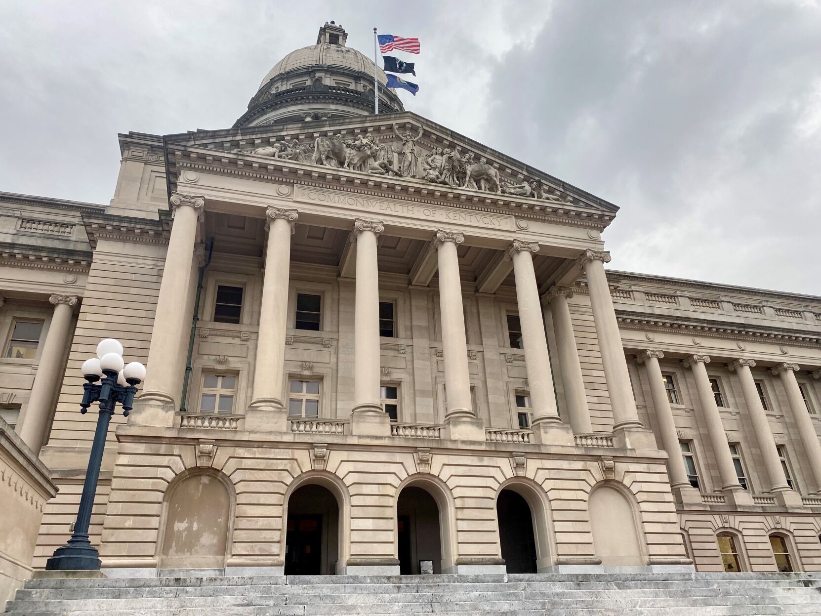 Beshear vetoes omnibus education bill on school curriculum, hiring and JCPS board power